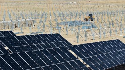 Préparation de structures pour l'installation de panneaux solaires dans le désert de Lingwu, dans la région du Ningxia, au nord de la Chine, le 14 avril 2025