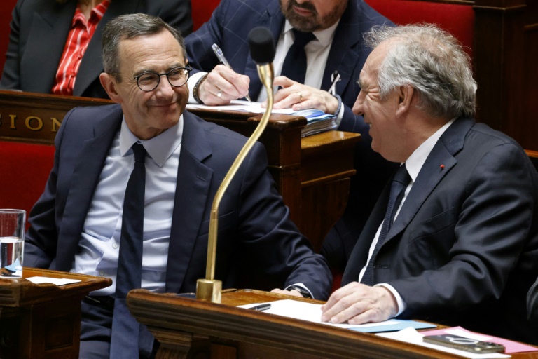 Le Premier ministre François Bayrou (d) et le ministre de l'Intérieur, Bruno Retailleau, à l'Assemblée nationale à Paris, le 29 avril 2025