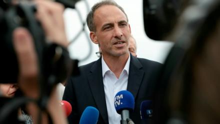 Raphaël Glucksmann, chef de Place publique et candidat à l'élection présidentielle de 2027, s'adresse à la presse, le 29 août 2026 à Blois, dans le Loir-et-Cher