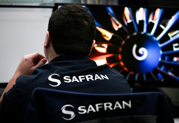 Un employé de Safran à Gennevilliers, près de Paris, le 13 avril 2026