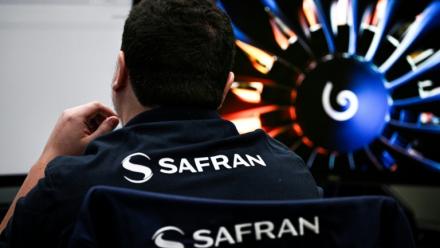 Un employé de Safran à Gennevilliers, près de Paris, le 13 avril 2026