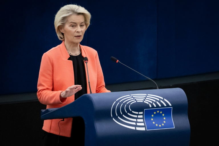 La présidente de la Commission européenne Ursula von der Leyen va proposer mercredi des mesures très attendues visant à limiter l'accès des moins de 15 ans aux réseaux sociaux