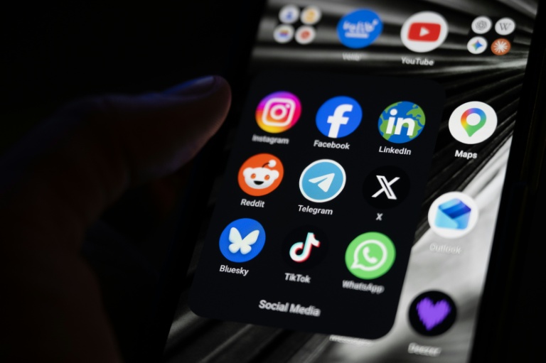 Vue de l'écran d'un téléphone portable avec des logos d'applications, le 29 avril 2026 à Saint-Mandé en France