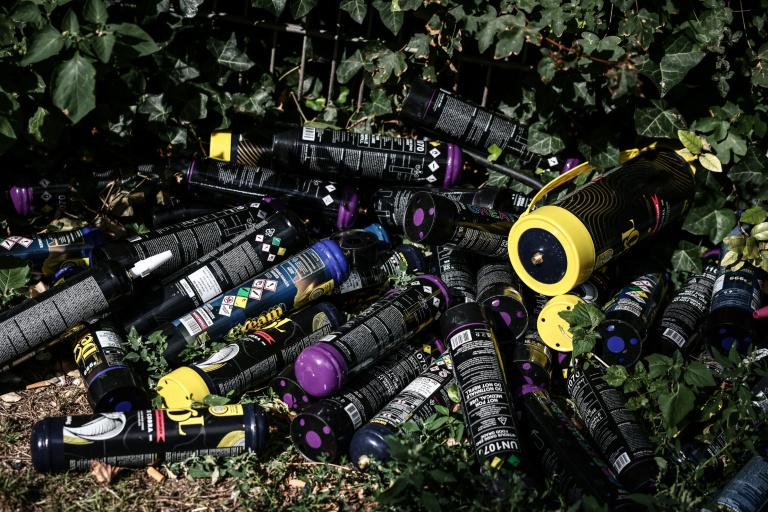 Des bouteilles de protoxyde d'azote, utilisé comme gaz hilarant, le 22 août 2025à Melun, en Seine-et-Marne
