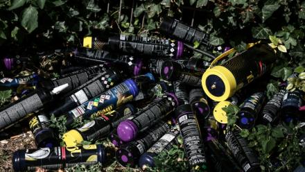 Des bouteilles de protoxyde d'azote, utilisé comme gaz hilarant, le 22 août 2025à Melun, en Seine-et-Marne