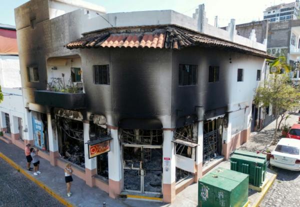 Un commerce incendié à Puerto Vallarta, au Mexique, le 24 février 2026