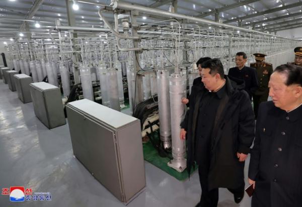 Photo non datée publiée par l'agence de presse officielle nord-coréenne Kcna via Kns, le 29 janvier 2025, du dirigeant nord-coréen Kim Jong-un (c) inspectant un site de production de matières nucléaires et un laboratoire d'armes nucléaires, dans un lieu non déterminé en Corée du Nord