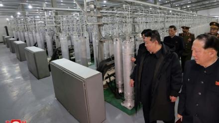 Photo non datée publiée par l'agence de presse officielle nord-coréenne Kcna via Kns, le 29 janvier 2025, du dirigeant nord-coréen Kim Jong-un (c) inspectant un site de production de matières nucléaires et un laboratoire d'armes nucléaires, dans un lieu non déterminé en Corée du Nord