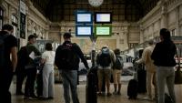Des voyageurs attendant leurs trains en gare Saint-Jean à Bordeaux durant une grève nationale à l'appel de quatre syndicats de la SNCF, le 10 juin 2026
