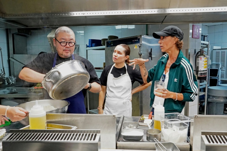 Le chef japonais Yusuke Takada (à gauche) et la cheffe Dominique Crenn (à droite) discutent dans une cuisine du complexe Xcaret, à Playa del Carmen, au Mexique, le 20 septembre 2026