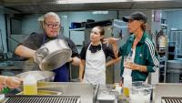 Le chef japonais Yusuke Takada (à gauche) et la cheffe Dominique Crenn (à droite) discutent dans une cuisine du complexe Xcaret, à Playa del Carmen, au Mexique, le 20 septembre 2026