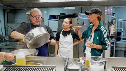 Le chef japonais Yusuke Takada (à gauche) et la cheffe Dominique Crenn (à droite) discutent dans une cuisine du complexe Xcaret, à Playa del Carmen, au Mexique, le 20 septembre 2026