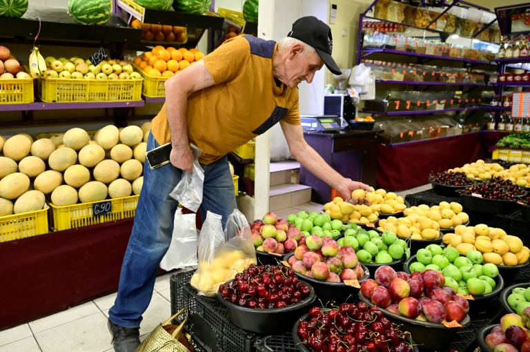 Un homme achète des abricots à Erevan, le 4 juillet 2026 en Arménie