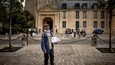 Ali Akbar, vendeur pakistanais de journaux à la criée, dans une rue du Quartier Latin à Paris, le 16 septembre 2025.