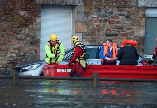 Des habitants évacués de leur domicile à Quimperlé (Finistère) en raison des inondations, le 22 janvier 2026