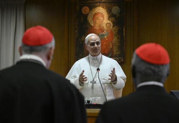 Photo diffusée par les médias du Vatican, le 10 mai 2025, du pape Léon XIV lors d'une rencontre avec des cardinaux au Vatican
