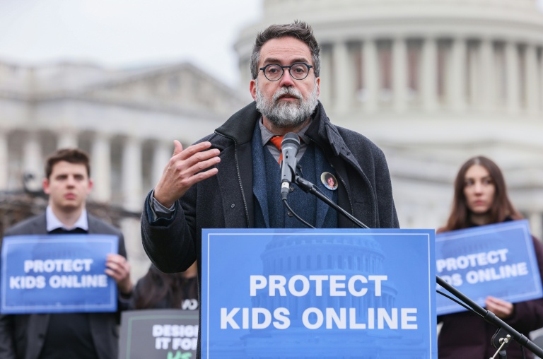 L'ancien ingénieur de Meta Arturo Béjar prend la parole lors d'un rassemblement pour demander aux entreprises de la tech de rendre des comptes sur les mesures prises pour protéger les enfants et les adolescents en ligne, le 31 janvier 2024 à Washington