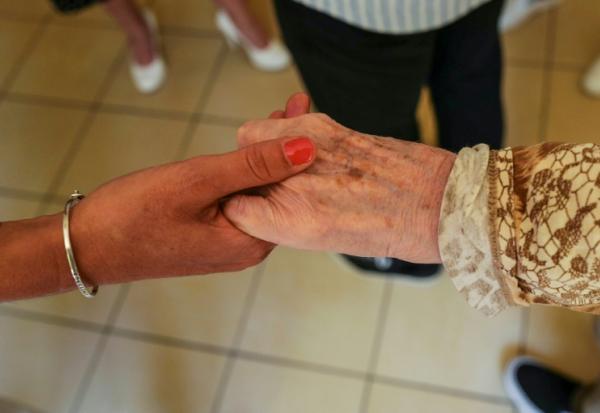 A l'heure où le tsunami démographique se rapproche -le nombre de Français de 75 à 84 ans va augmenter de 50% entre 2020 et 2030- les accompagnants de personnes âgées font figure de perles rares