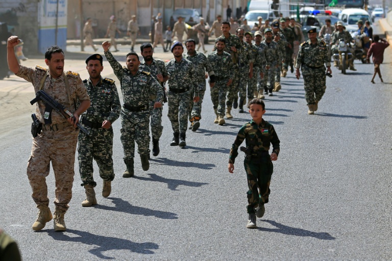Des partisans des autorités houthies défilent lors d'un rassemblement visant à recruter de nouveaux combattants, à Sanaa, le 10 septembre 2026 au Yémen