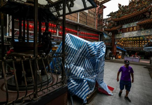 Des statues du temple Dianji à Keelung (nord de Taïwan) ont été recouvertes pour les protéger du typhon à le 10 juillet 2026
