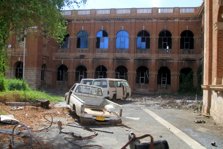 Des véhicules abandonnés devant le ministère des Finances à Khartoum le 17 janvier 2026