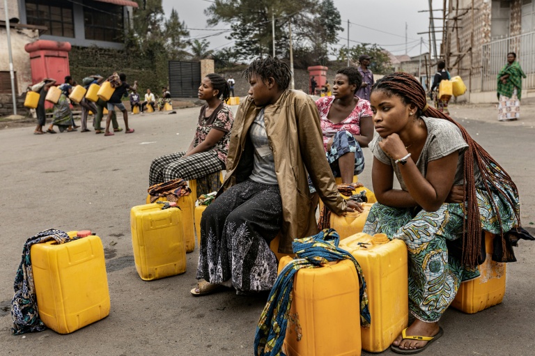 Des habitants attendent pour pouvoir remplir d'eau leurs jerrycans le 29 janvier 2025 à Goma, en RDC