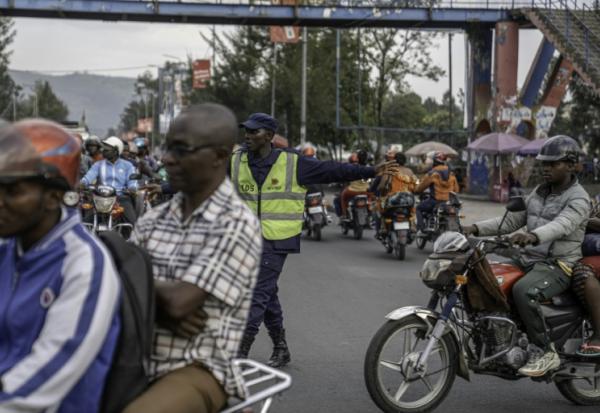 Un policier du groupe armé M23 dirige la circulation à un carrefour à Goma, en RDC, le 15 janvier 2026