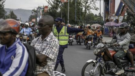 Un policier du groupe armé M23 dirige la circulation à un carrefour à Goma, en RDC, le 15 janvier 2026