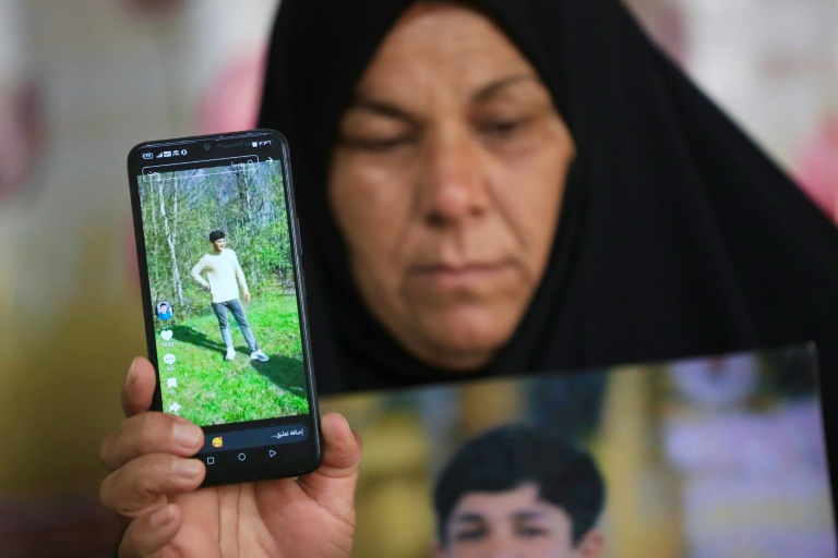 Zeinab Jabbar montre une photo de son fils Mohammed Imad, parti se battre dans l'armée russe en Ukraine, chez elle à Musayab, au sud de Bagdad, le 10 septembre 2025 en Irak