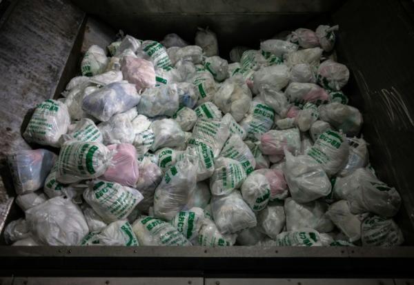 Des couches recyclées dans une usine de recyclage à Osaki, au Japon, le 15 janvier 2026