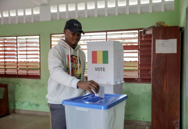 Un électeur vote sur le projet de nouvelle Constitution lors d'un référendum à Conakry le 21 september 2025.