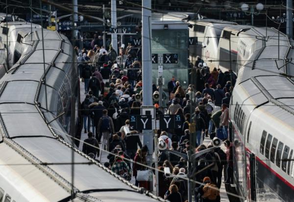 Des voyageurs débarquent d'un TGV Inoui gare du Nord à Paris, le 15 février 2024
