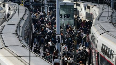 Des voyageurs débarquent d'un TGV Inoui gare du Nord à Paris, le 15 février 2024
