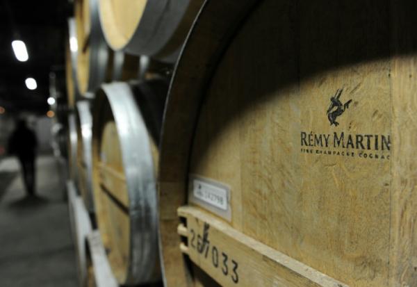 Des fûts de cognac Rémy Martin, marque appartenant à Rémy Cointreau, dans une cave à Cognac, le 10 avril 2014
