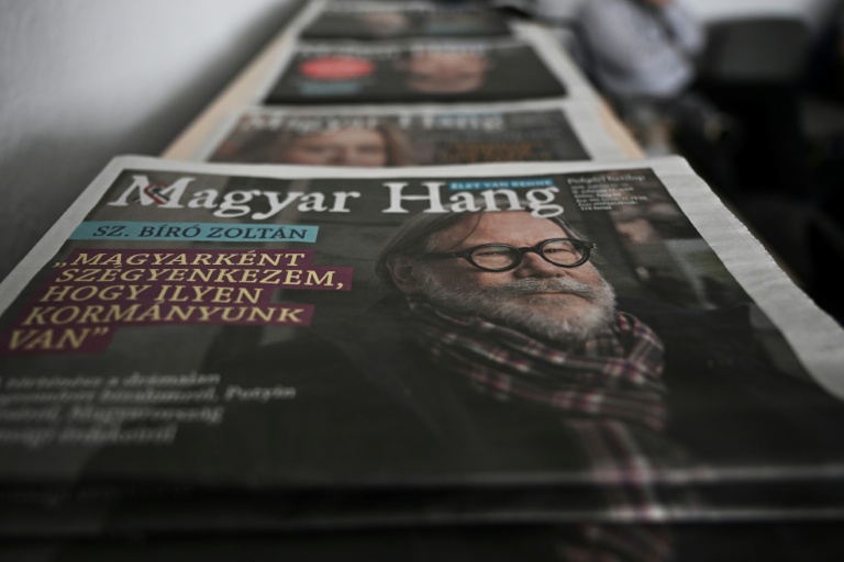 Des exemplaires de l'hebdomadaire indépendant hongrois 