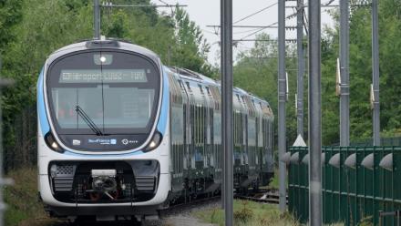 Première sortie d'usine du train MI20 construit par Alstom et CAF, qui remplacera pour la SNCF et la RATP les vieilles rames du RER B francilien, à Crespin (nord) le 7 mai 2026
