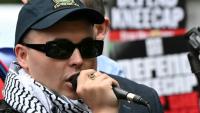 Le rappeur nord-irlandais du trio Kneecap, Liam O'Hanna, dit Mo Chara, devant le tribunal de Westminster à Londres le 20 août 2025