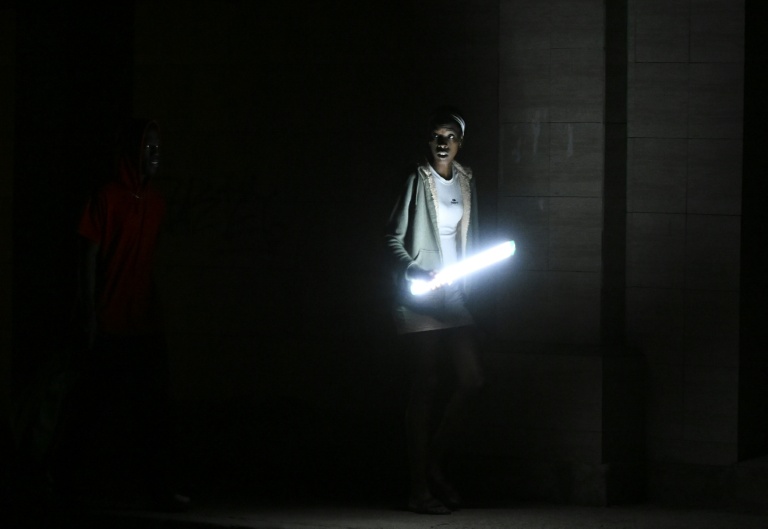 Dans une rue sans électricité de La Havane, le 21 mars 2026