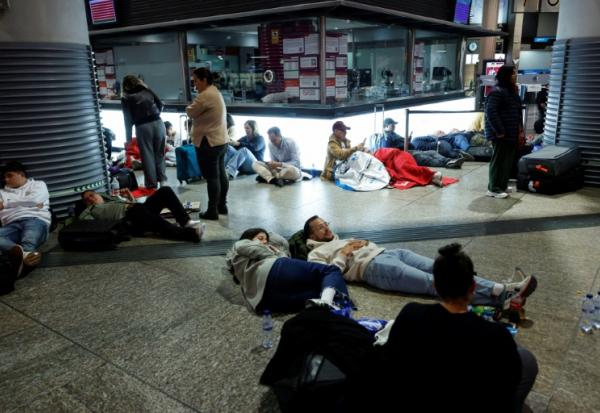 Des voyageurs coincés par la panne de courant géante passent la nuit dans la gare d'Atocha, à Madrid, le 28 avril 2025
