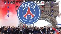 Les joueurs du Paris Saint-Germain dont leur capitaine Marquinhos, qui soulève la coupe en centre, accueilli en héros au Champ-de-Mars, le 31 mai 2026, au lendemain de leur triomphe en Ligue des champions