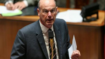 Le ministre de l'Economie, Eric Lombard, ici à l'Assemblée nationale le 3 juin 2025, a estimé dimanche que ce n'était pas "le bon moment" d'introduire une part "obligatoire" de capitalisation dans le système des retraites.