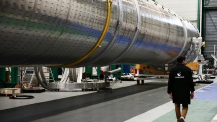 Le prototype du premier étage réutilisable de la future fusée de la start-up française MaiaSpace dans son atelier à Vernon, dans l'Eure, le 2 décembre 2025
