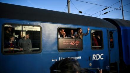 Des passagers saluent les journalistes depuis un wagon du premier train de nuit de la ligne Paris-Berlin gérée par la compagnie néerlando-belge European Sleeper, au départ de la Gare du Nord à Paris, le 26 mars 2026