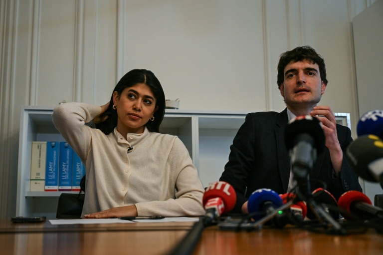 L'eurodéputée LFI Rima Hassan  et son avocat Vincent Brengarth lors d'une conférence de presse, le 3 avril 2026 à Paris