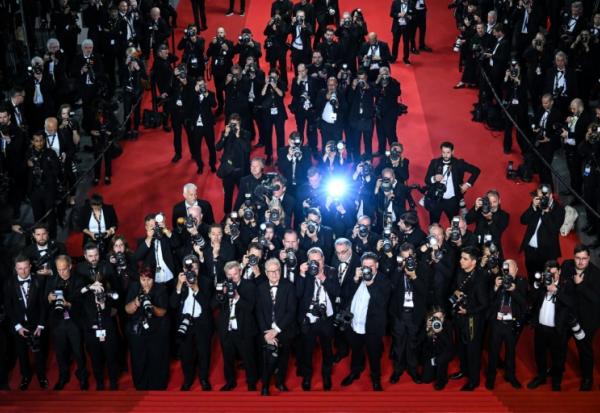 Des photographes en action après la projection du film "Eddington" lors du 78e Festival de Cannes,  le 16 mai 2025