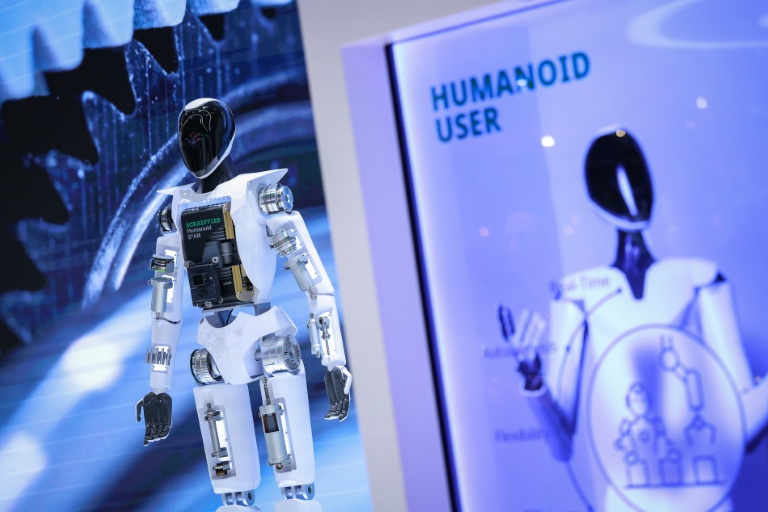 Un robot humanoïde sur le stand de l'équipementier automobile Schaeffler  lors de la foire industrielle d'Hanovre, dans le nord de l'Allemagne, le 20 avril 2026
