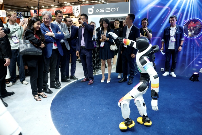 Le leader de La France insoumise (LFI), Jean-Luc Mélenchon, visite le stand Agibot au salon VivaTech, le 19 juin 2026 à Paris
