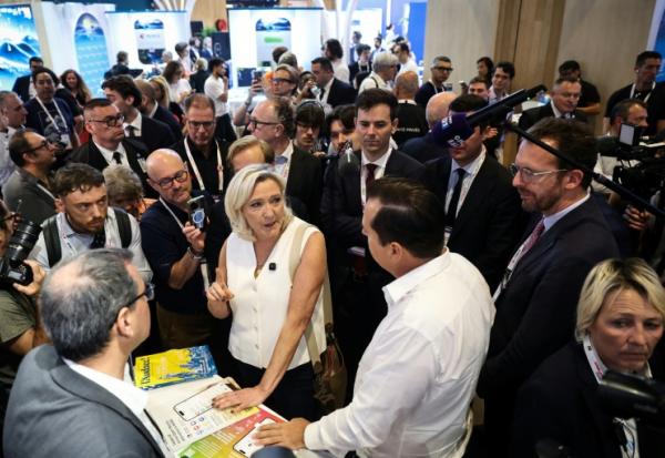 Marine Le Pen, présidente du groupe parlementaire Rassemblement National (RN), visite le salon VivaTech, au parc des expositions Paris Expo Porte de Versailles, le 19 juin 2026 à Paris
