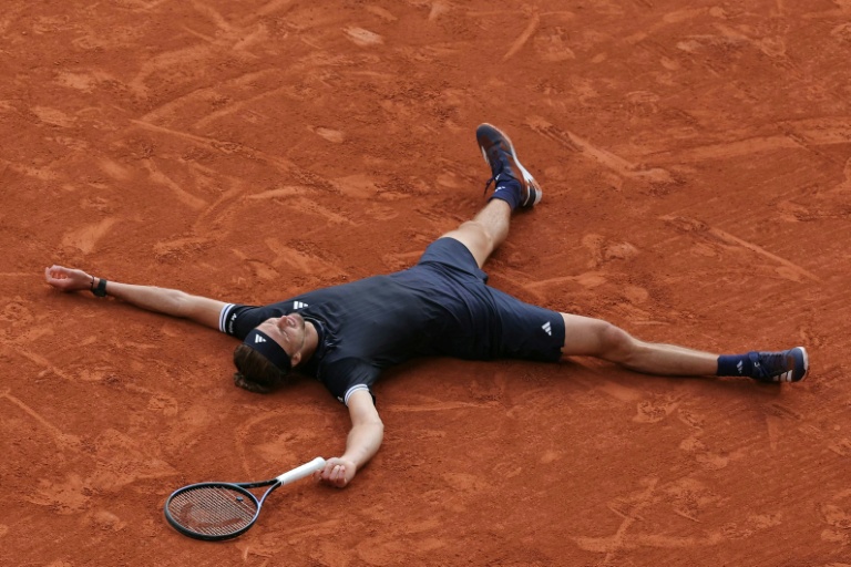 L'Allemand Alexander Zverev, N.3 mondial, les bras en croix alors qu'il vient remporter le titre à Roland-Garros le 7 juin 2026 à Paris