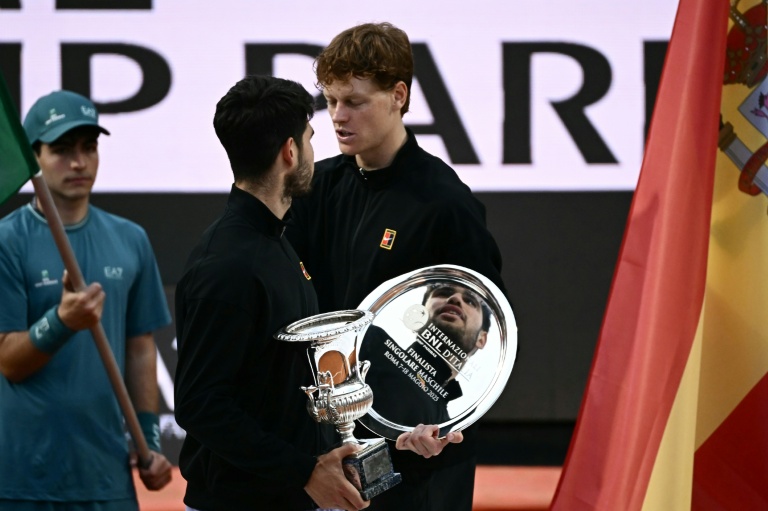L'Espagnol Carlos Alcaraz et l'Italien Jannik Sinner discutent sur le podium à l'issue de la finale du Masters 1000 de Rome, le 18 mai 2025